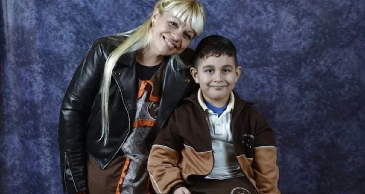 La mujer que encontraron muerta en un hotel junto a su hijo tenía cortes en los brazos y en el cuello