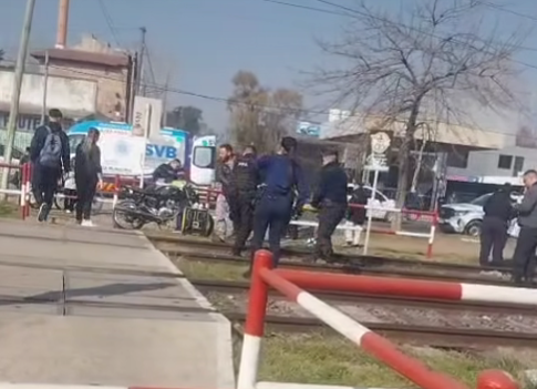 Un joven motociclista se salvo de milagro por una formación en Tristán Suárez