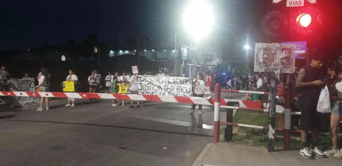 Cortaron la vías del roca en Monte Grande familiares de Facundo Leonelli ya había fallecido su novia pide justicia tras el accidente de Tránsito