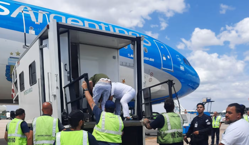 Accidente con un elevador hidráulico en Ezeiza: bajaba personas con discapacidad y se desplomó