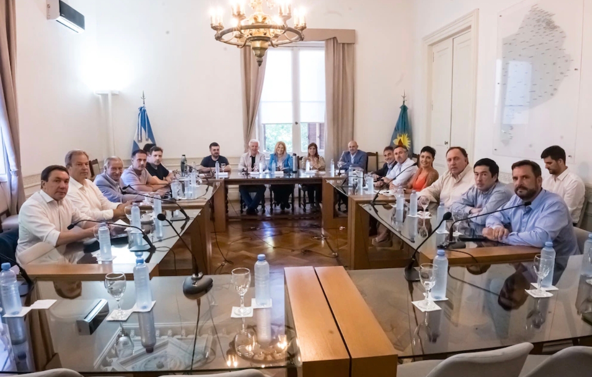 Intendentes del PJ bonaerense rechazaron la presión de Caputo para eliminar el cobro de la tasa vial