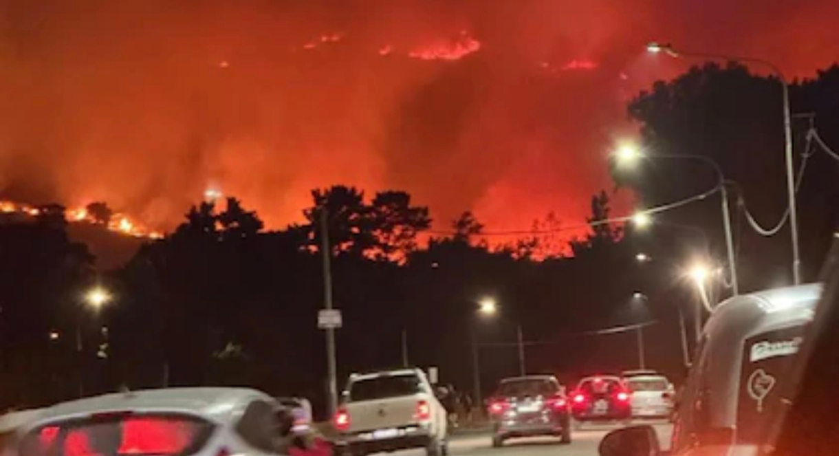 Incendio en Tandil: los bomberos lograron contener al fuego e investigan cómo se originó
