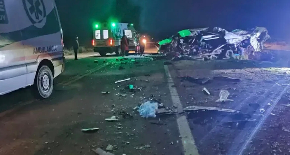 Tragedia en Jujuy: murieron seis personas en la ruta 9 tras un choque frontal entre un camión y una combi