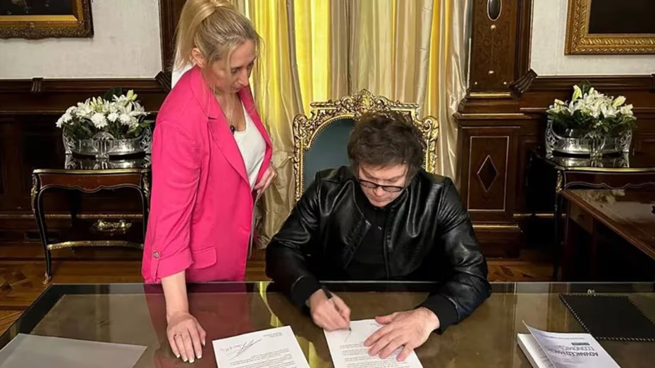 Milei firmó el proyecto de Ficha limpia con el que CFK no podría ser candidata