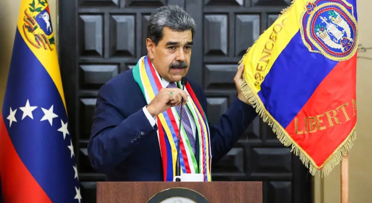 La primera foto de Nicol&aacute;s Maduro tras la captura: ojos tapados y manos atadas