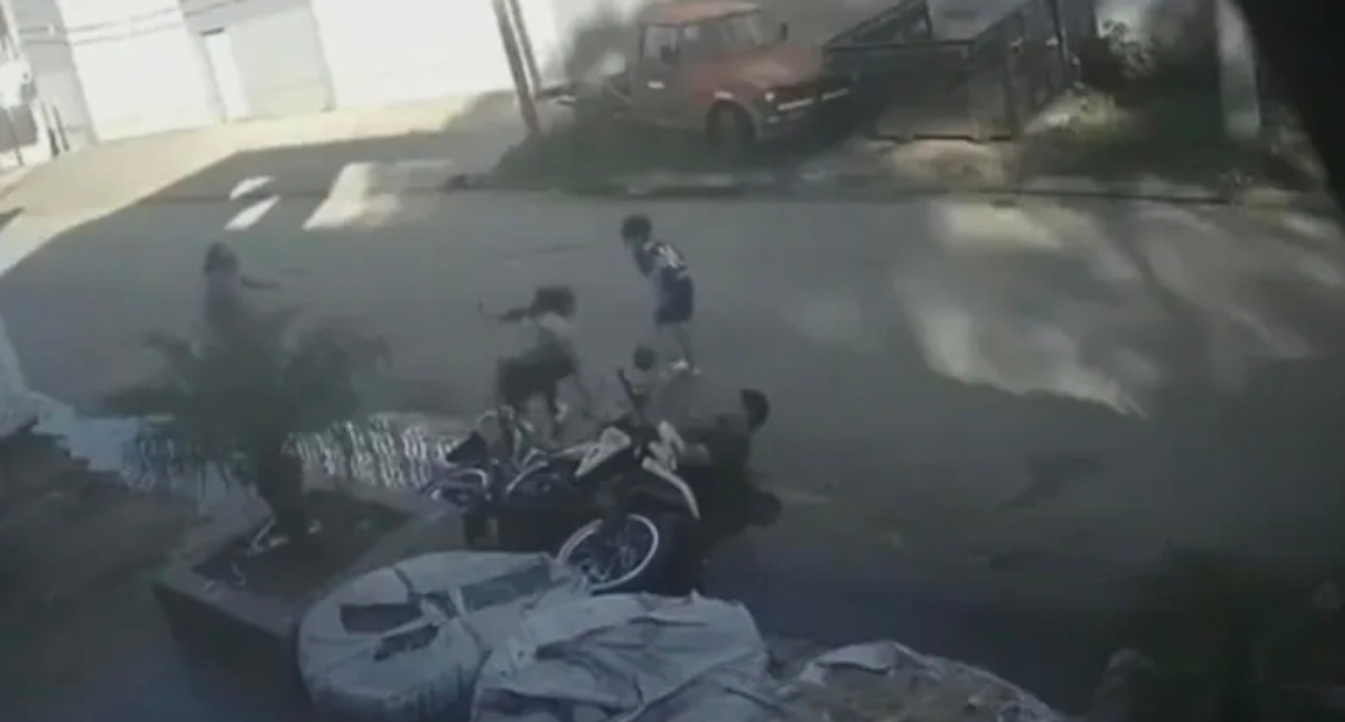 Virrey del Pino: motochorros quisieron robarle, intent&oacute; escapar y termin&oacute; chocando con una camioneta