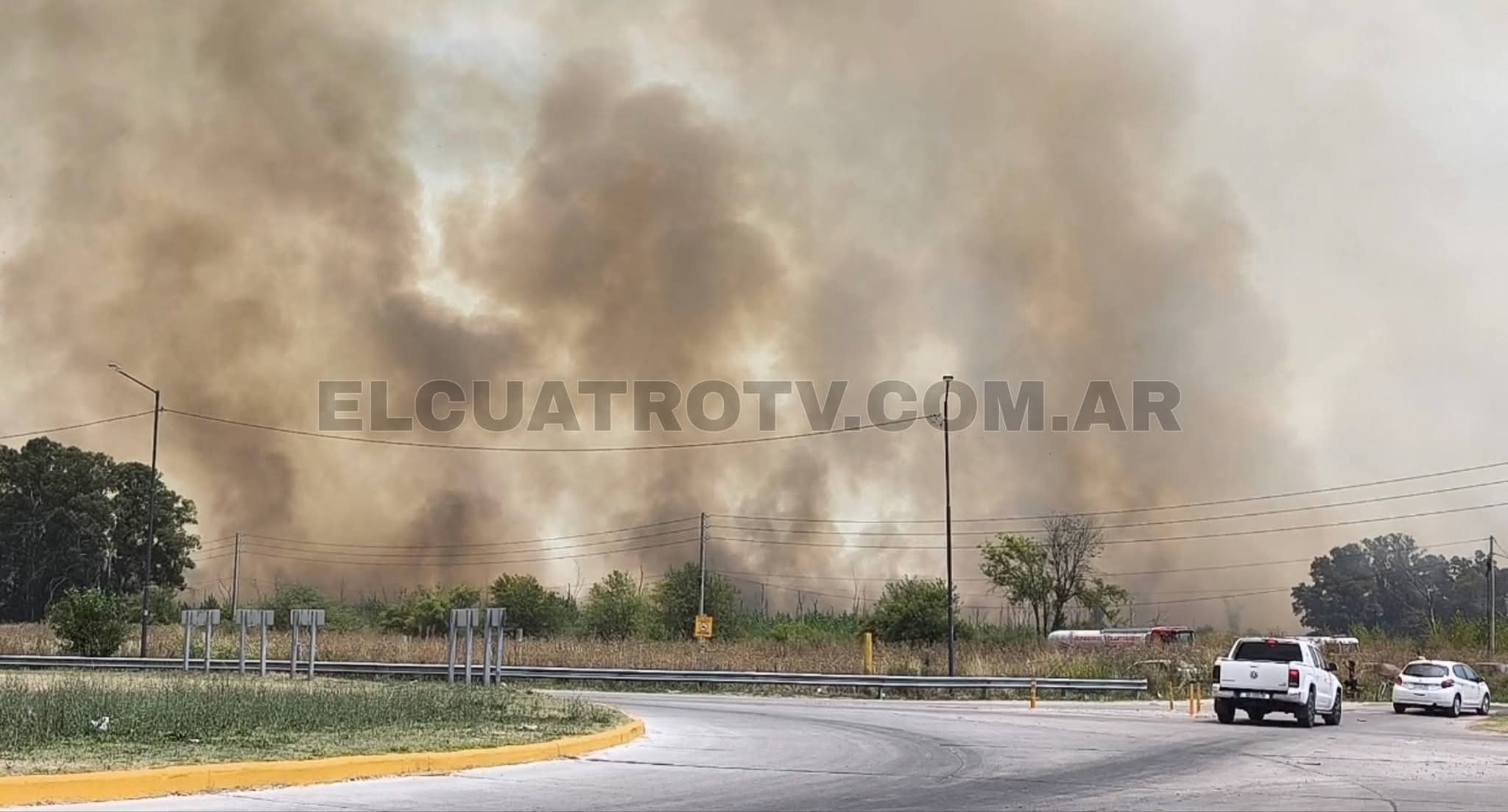 Incendios de pastizales interrumpen el tr&aacute;nsito en la Autopista Presidente Per&oacute;n