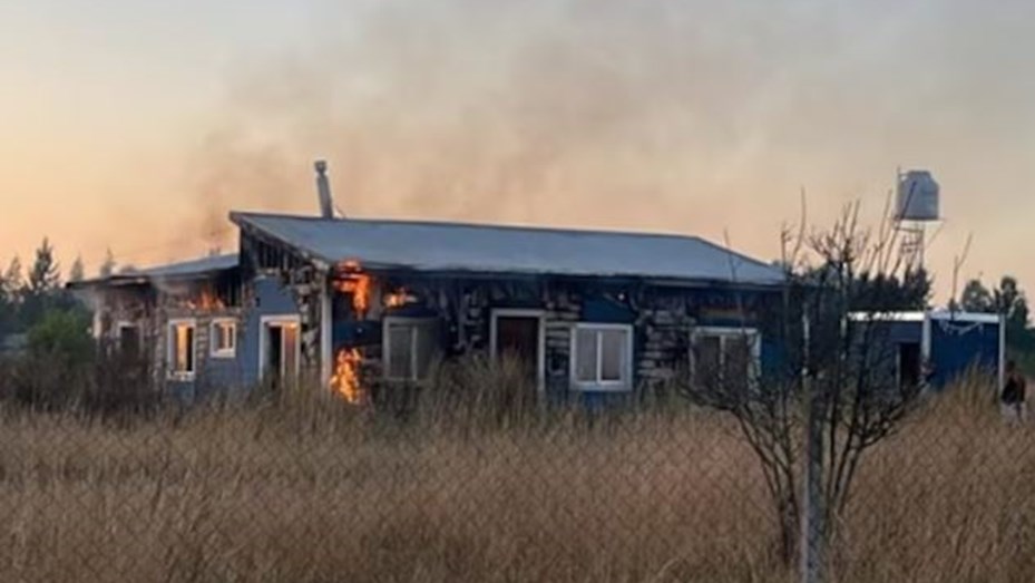 Ordenaron detener al hombre que incendió la casa de una pareja de lesbianas en Cañuelas