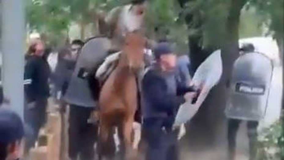 Paisanos y familiares de los tres detenidos por los incendios de El Bolsón se enfrentaron a la Policía y a activistas