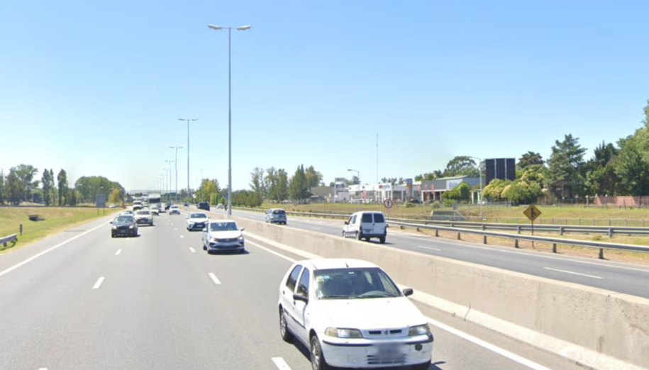 Autopista del Oeste: una pareja de policías se tiroteó con cuatro motochorros y mató a uno de ellos