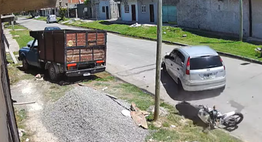 Impactante video: un hombre atropelló a una pareja que iba en moto, escapó y lo detuvieron