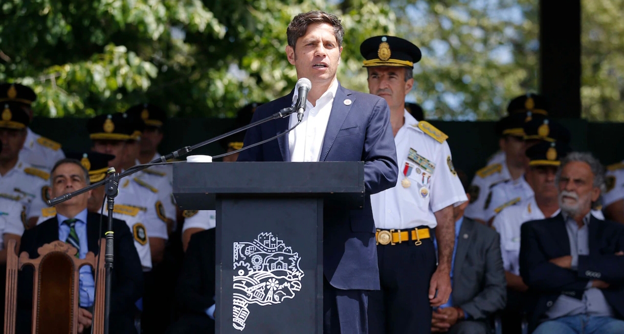 Kicillof echó y denunció por sedición a 18 policías que dejaron sus funciones para realizar un reclamo salarial
