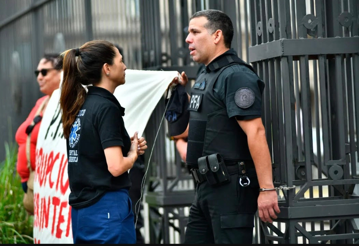 Tensión en Casa Rosada: quién es, dónde trabaja y qué denuncia el policía que protestó armado