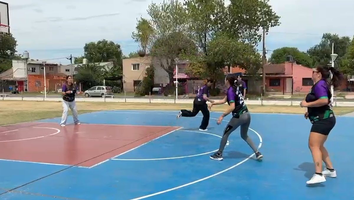 Un grupo de mujeres mayores de 30 entrena en el Paseo La Trocha de Ezeiza y compite en la liga de Florencio Varela. Buscan un espacio fijo para practicar