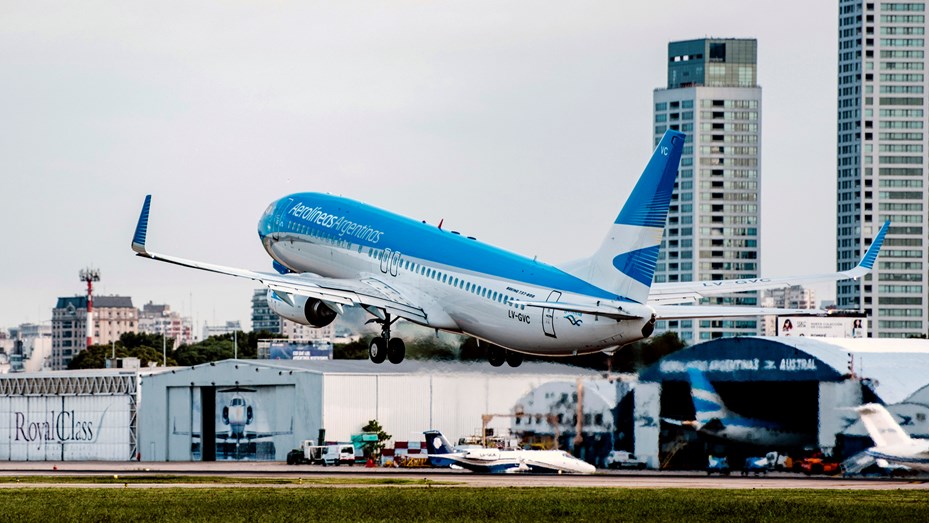 Un avión de Aerolíneas Argentinas dio vueltas una hora sobre Santa Fe: investigan al controlador