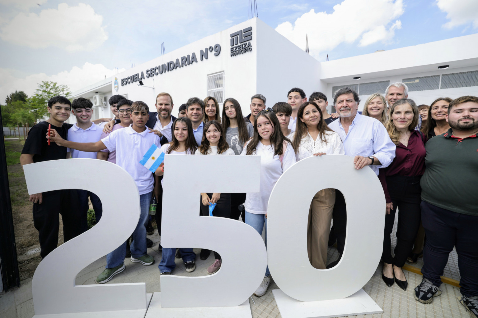 Axel Kicillof junto al intendente Gastón Granados inauguraron una Escuela Secundaria N°9 de Ezeiza
