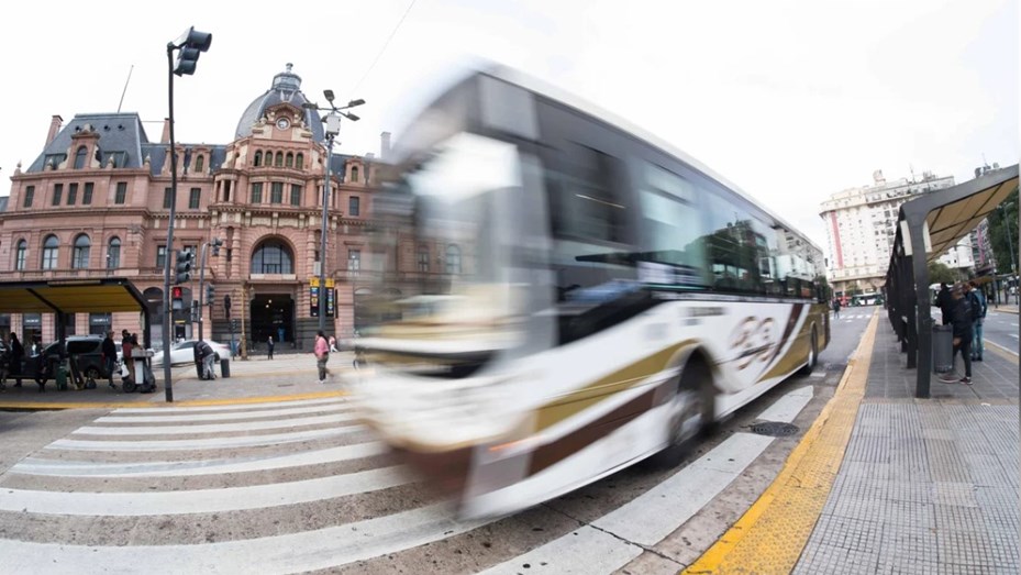 Paro general: largas filas en las paradas de colectivos