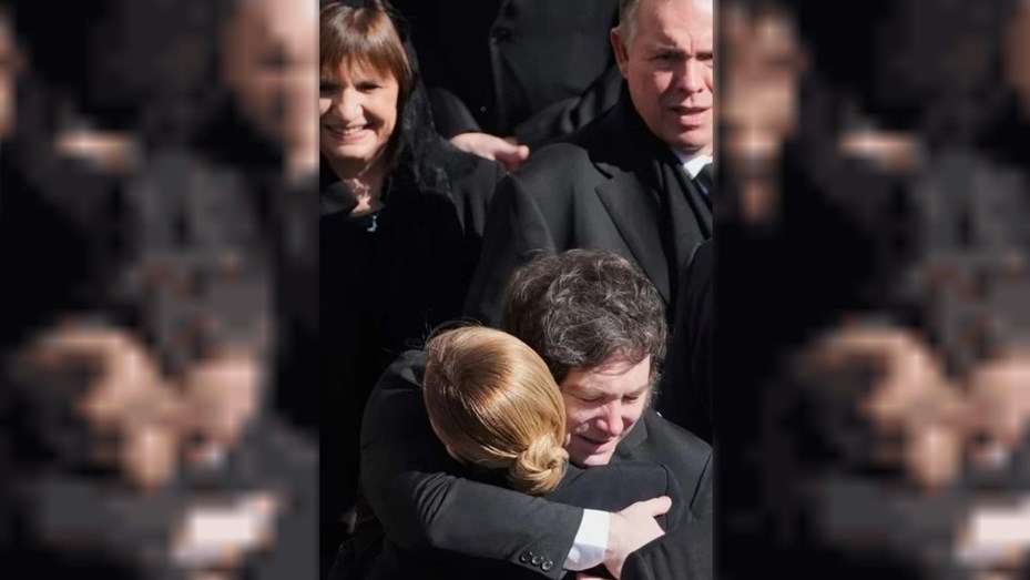 El abrazo de Javier Milei y Giorgia Meloni durante el funeral del papa Francisco en el Vaticano