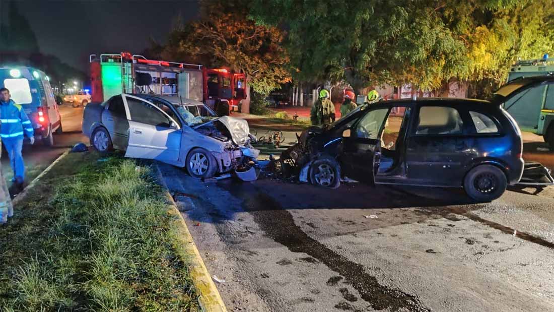 Brutal choque frontal de dos vehículos en Alejandro Petión