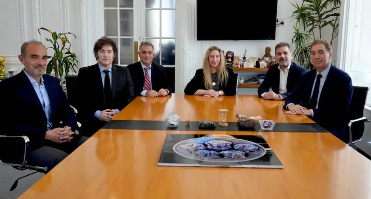 El Gobierno cree que el desdoblamiento en PBA favorece su estrategia y avanza para acordar con el PRO