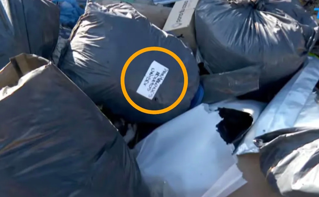 Indignación en Bahía Blanca: una jubilada reconoció las donaciones que hizo a la Cruz Roja entre la basura