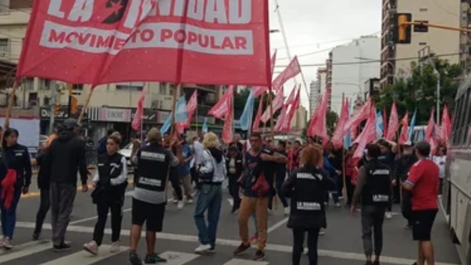 Tensión en Puente Pueyrredón entre manifestantes y la Policía Federal