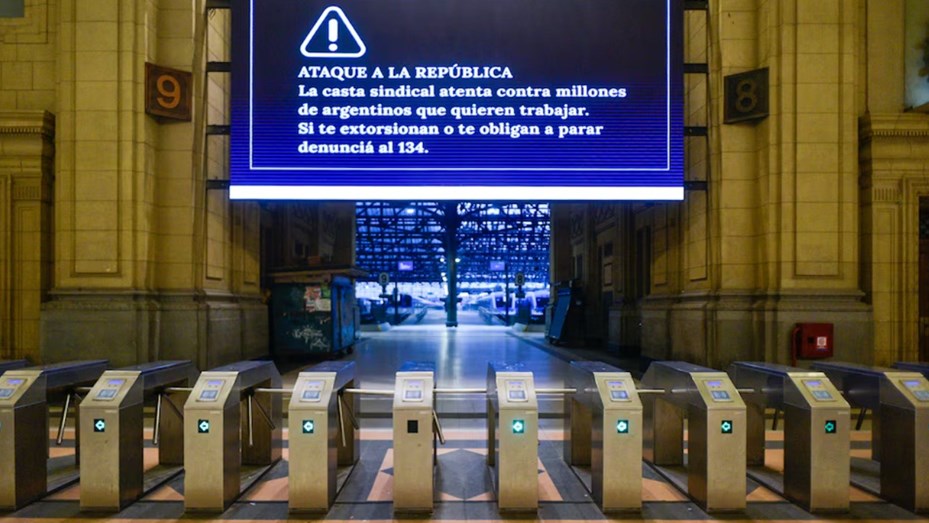 “Ataque a la República”, el mensaje del Gobierno nacional en las estaciones de trenes