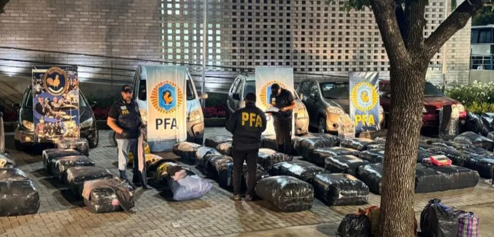 Detuvieron en la Autopista Riccheri un micros con contrabando por 2500 millones de pesos 