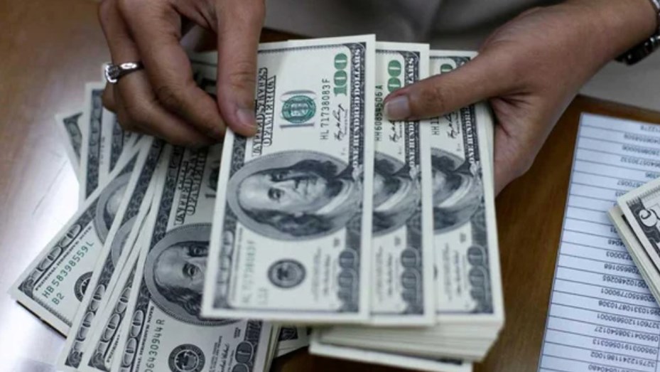 El dólar sin cepo cerró con el oficial en alza, pero con fuertes bajas en el blue y los financieros