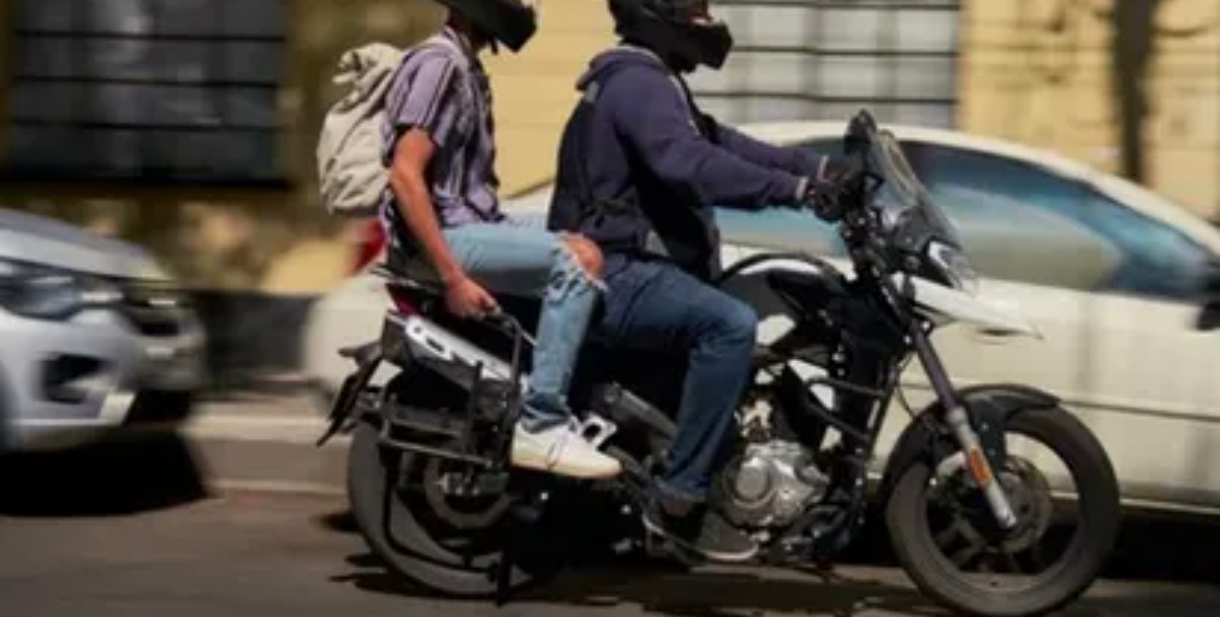 El gobierno de la Provincia analiza prohibir la circulación de dos personas en una misma moto
