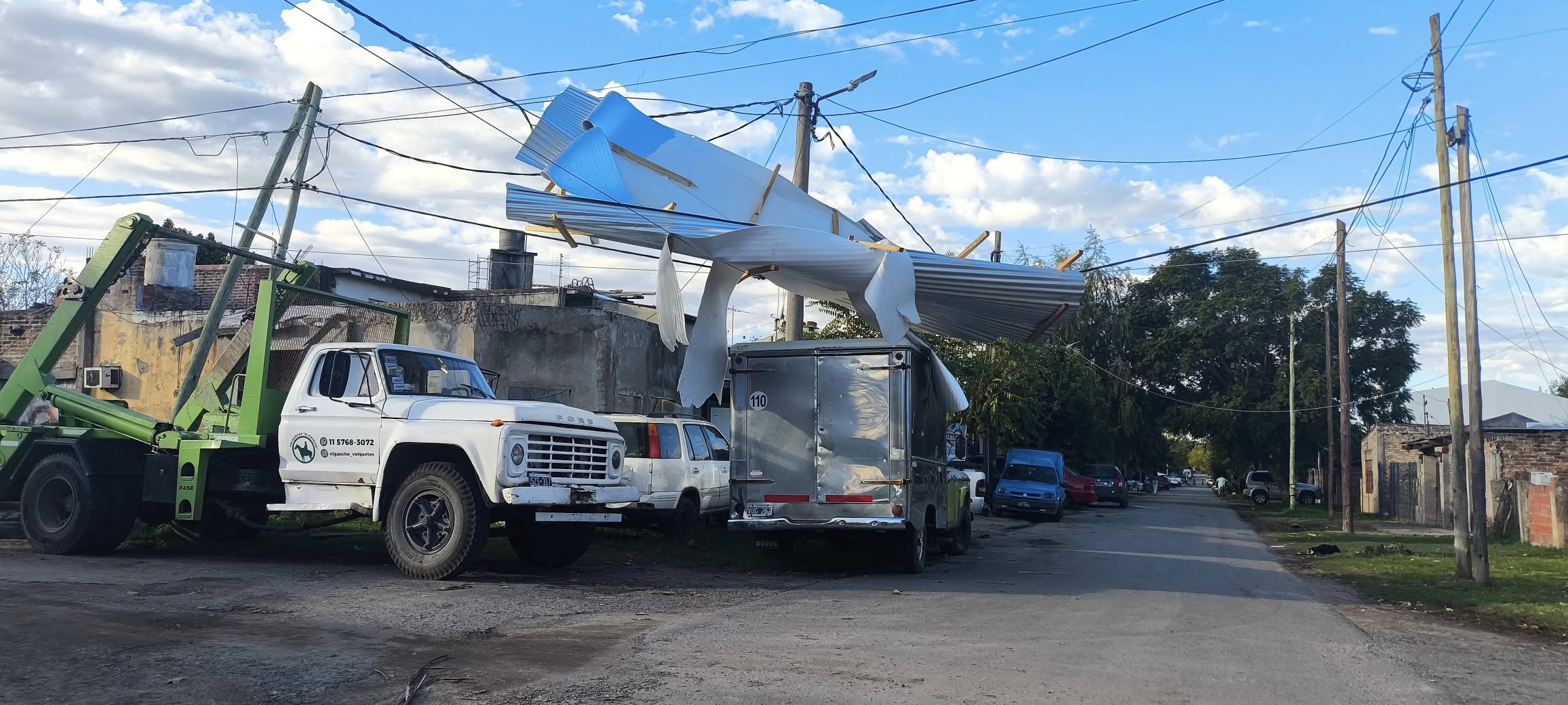 Inundaciones, granizo, techos volados y postes caídos: las imágenes que dejó el paso del temporal por el AMBA