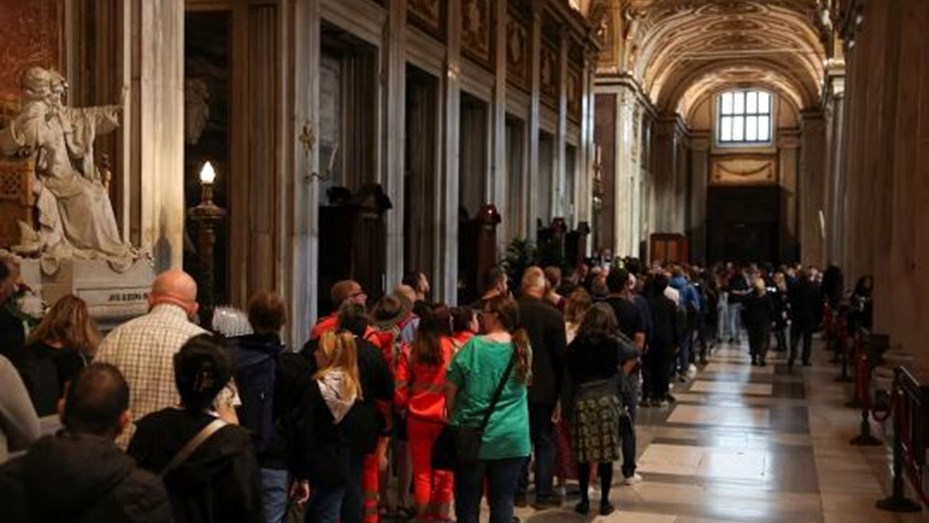 Adiós a Francisco: miles de fieles de todo el mundo visitan su sepulcro en Roma
