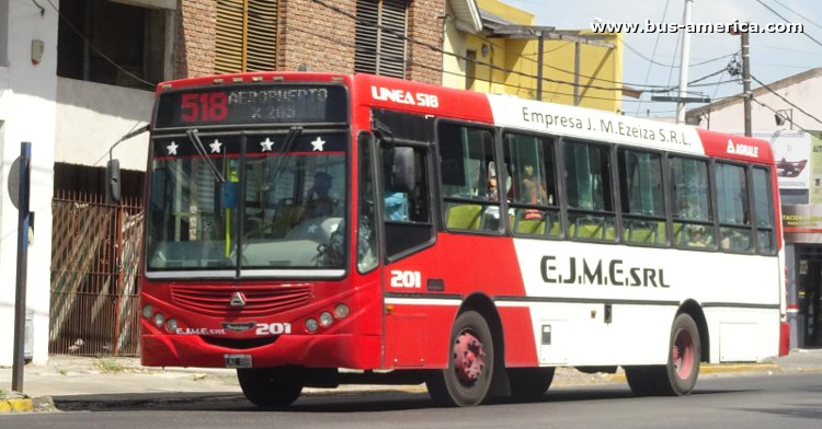 Un hombre bajo de la estación de Ezeiza con una mochila gris que se la sacó a un menor que viajaba con su madre en colectivo ramal Aropuerto