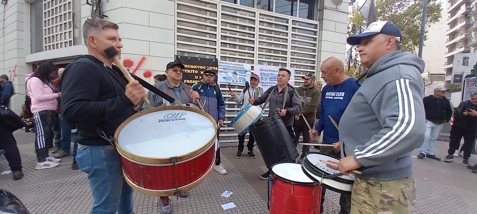 Penitenciarios reclaman el 2% de su sueldo realizaron una protesta en Pueyrredon y Lavalle