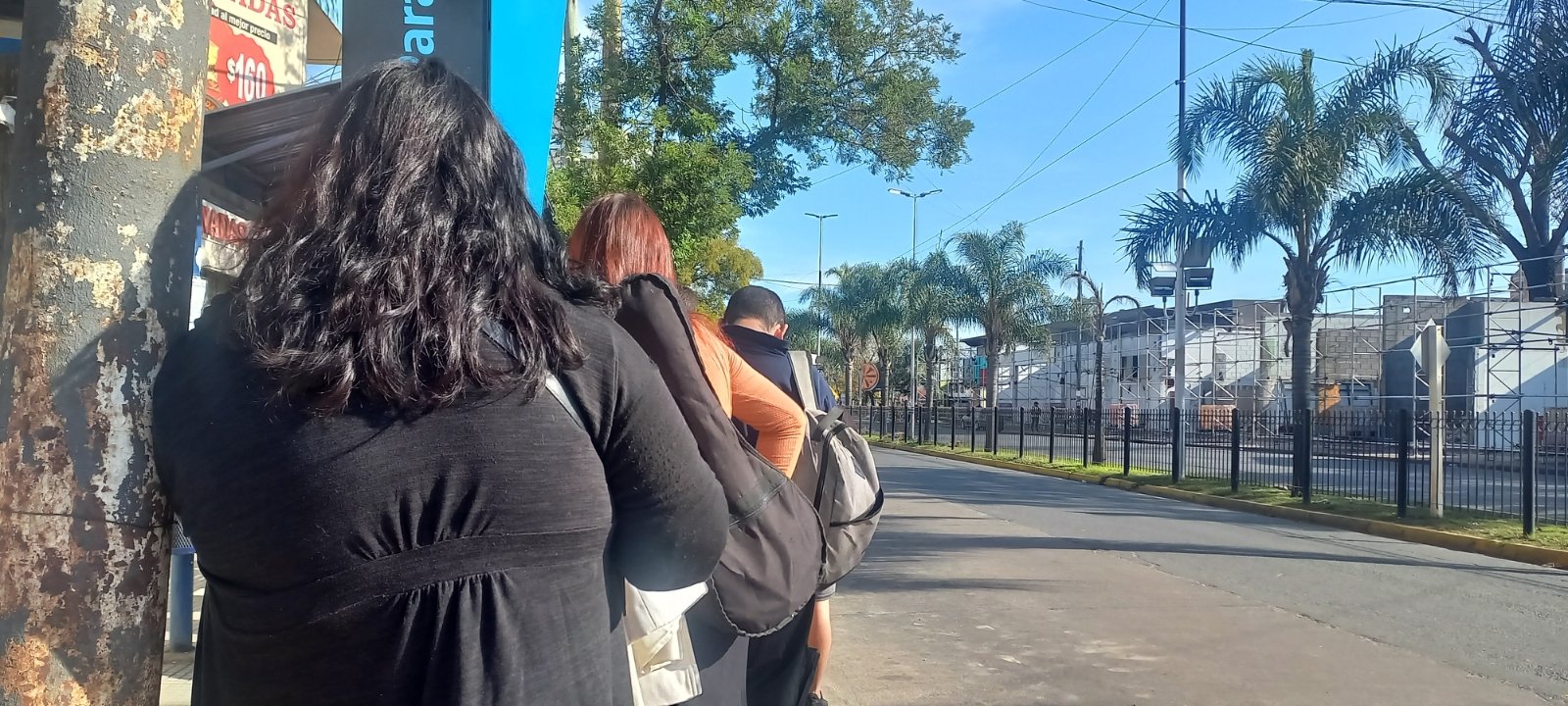 Largas filas para tomar el colectivo en Ezeiza para ir a la rotonda de Lavallol