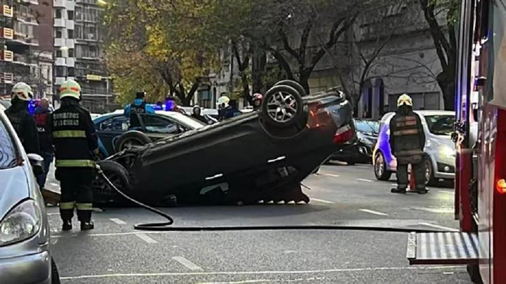 Caballito: Volcó con el auto, escapó y dejó a su acompañante atrapado dentro del vehículo