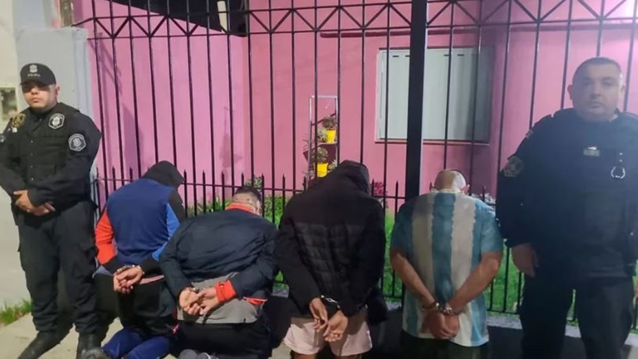 Violento asalto y sescuestraron a un hombre y mantuvieron cautivas a una mujer y su hija de tres años en Gerli