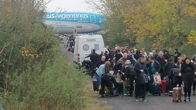 Amenaza de bomba en un avión de Aerolíneas Argentinas con destino a Miami: los pasajeros fueron desembarcados mientras inspeccionan la nave Aeropuerto de Ezeiza