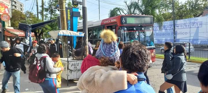 Largas filas para tomar el colectivo en Ezeiza por falta de trenes