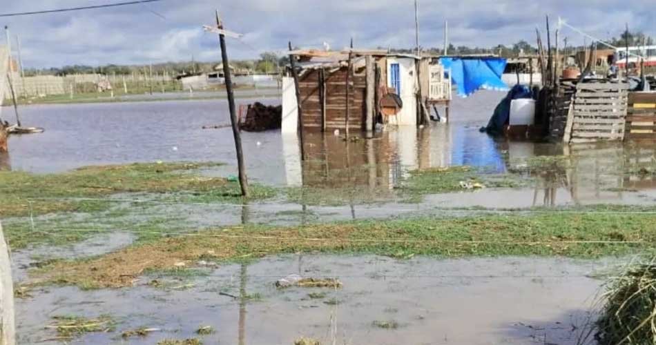 Máximo Paz: Temporal y desborde de arroyos. Bomberos llevaron ayuda