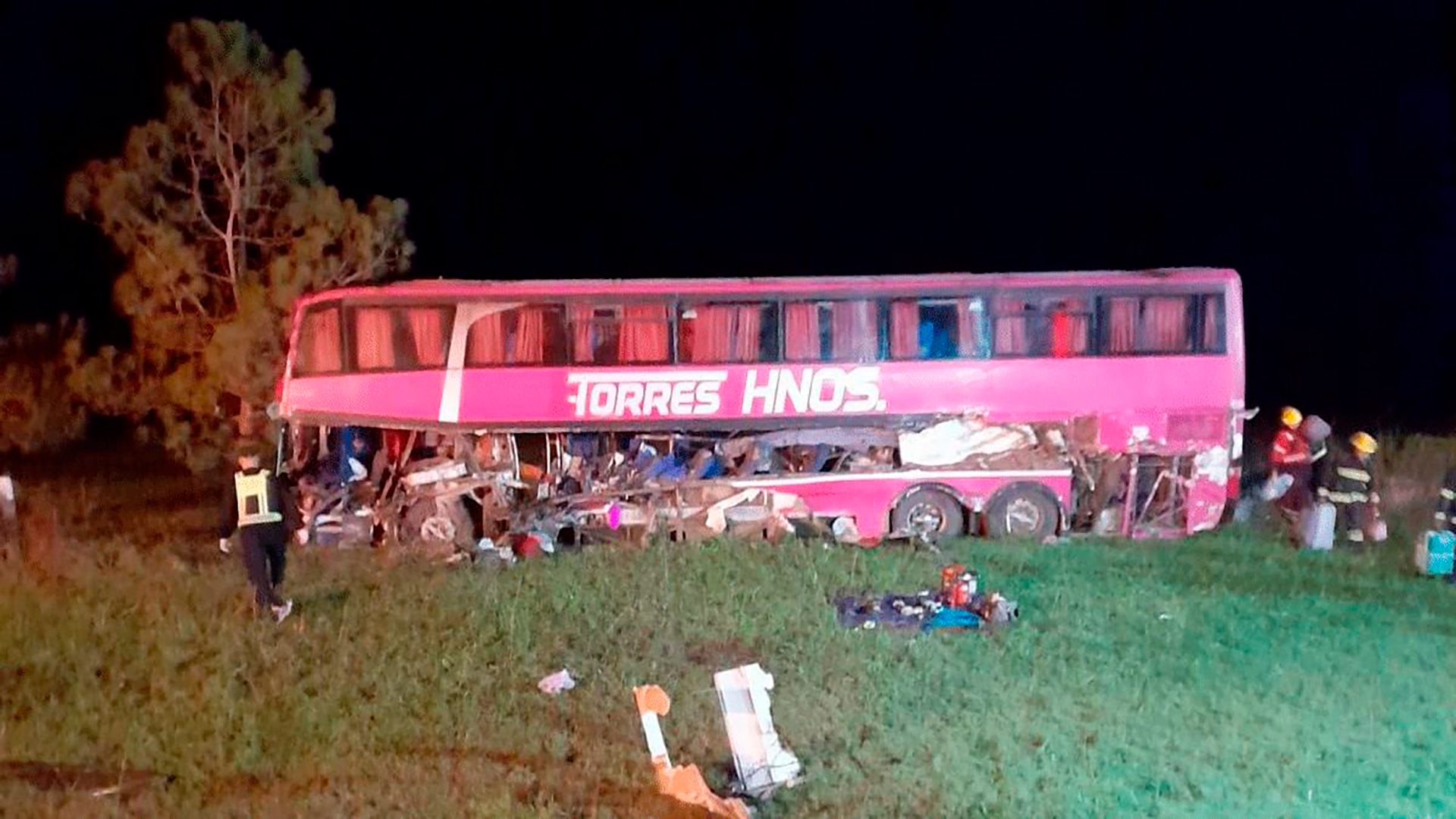 Fin de semana largo trágico accidente cinco muertos por el choque de un micro de larga distancia en Santa Fe