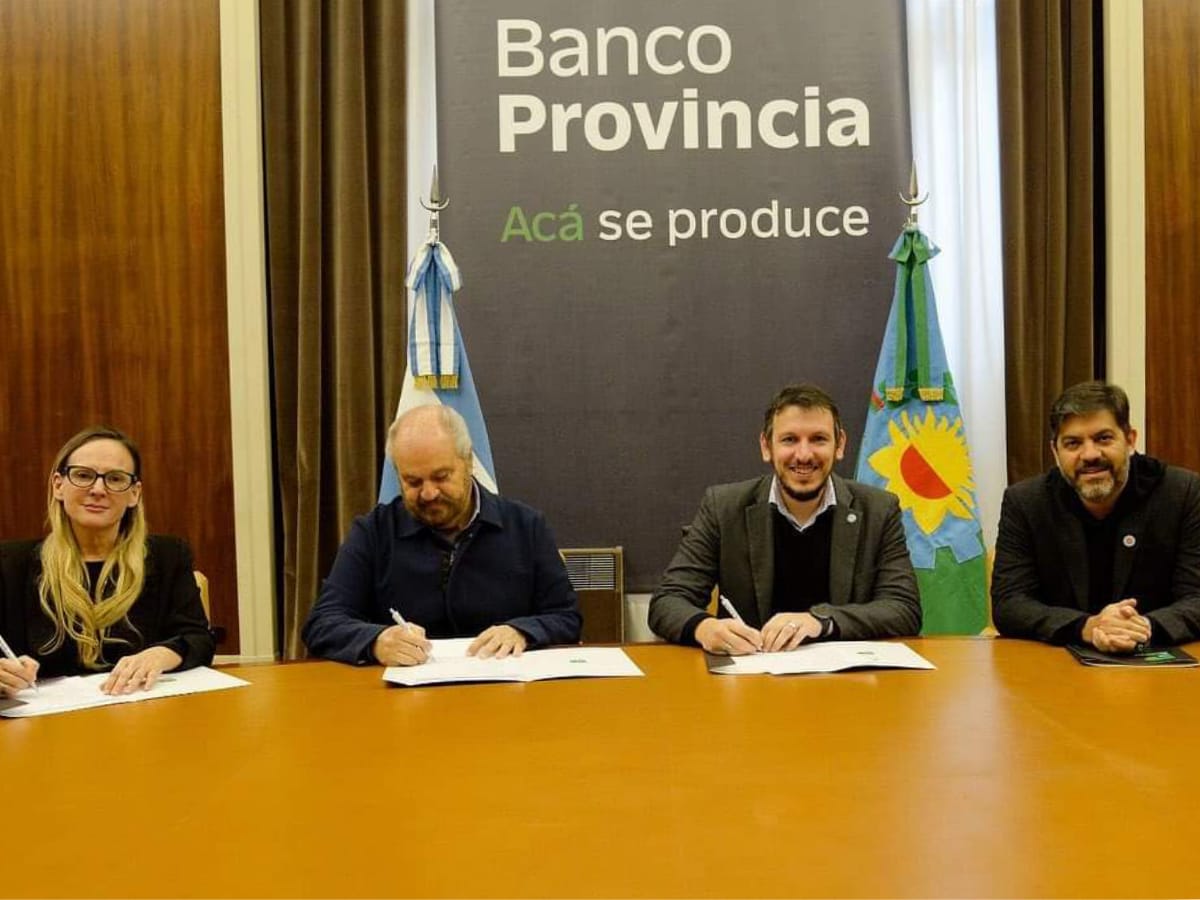 El Intendente Alejandro Granados firmó hoy un acuerdo con el Gobierno bonaerese y Provincia Leasing para la adquisición de bienes que permitirán seguir mejorando los servicios públicos en Ezeiza