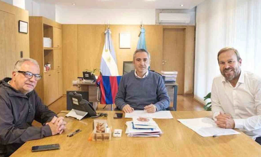 Larroque y Granados firmaron un convenio para instalar luminarias en ocho barrios de Ezeiza