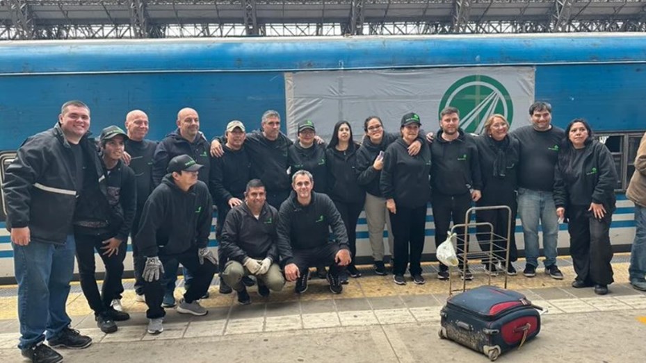 Llegó el tren solidario a Campana para entregar las donaciones tras el temporal fatal