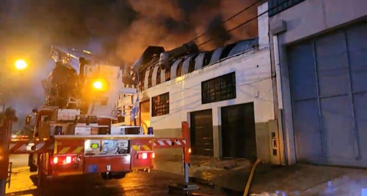 Se incendió una fábrica de pañales en Lomas del Mirador: colapsó el techo y evacuaron a los vecinos