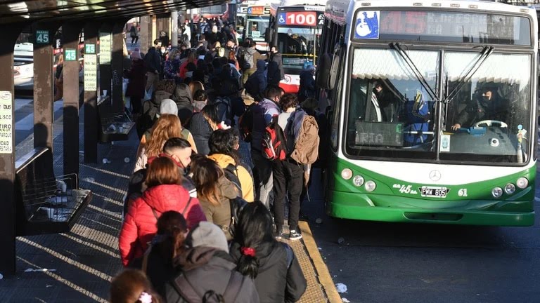 Empresas de transporte amenazaron con una inminente paralización del servicio de colectivos en el AMBA