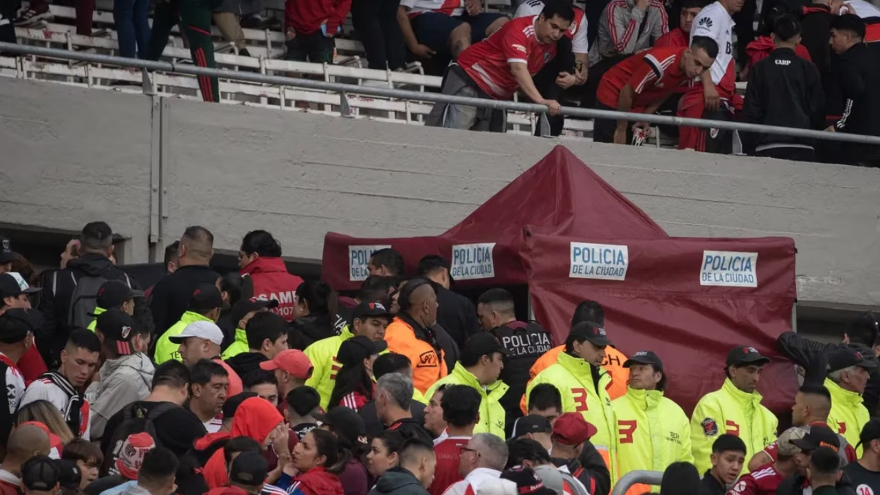 Comunicado de River por la muerte de un hincha que cayó una tribuna: “No hubo intervención de terceros”