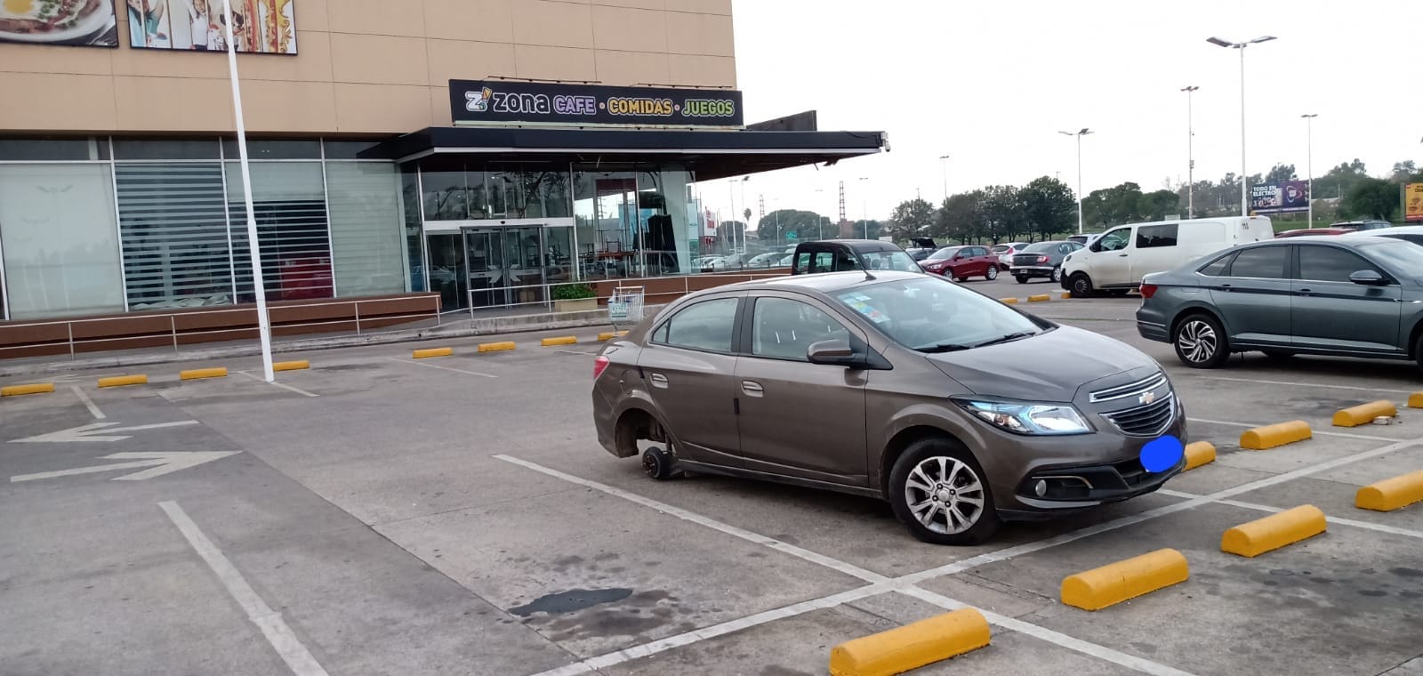Alerta le robaron la rueda del auto que estaba estacionado en el estacionamiento de coto de Ezeiza ahora solicita información crece la inseguridad