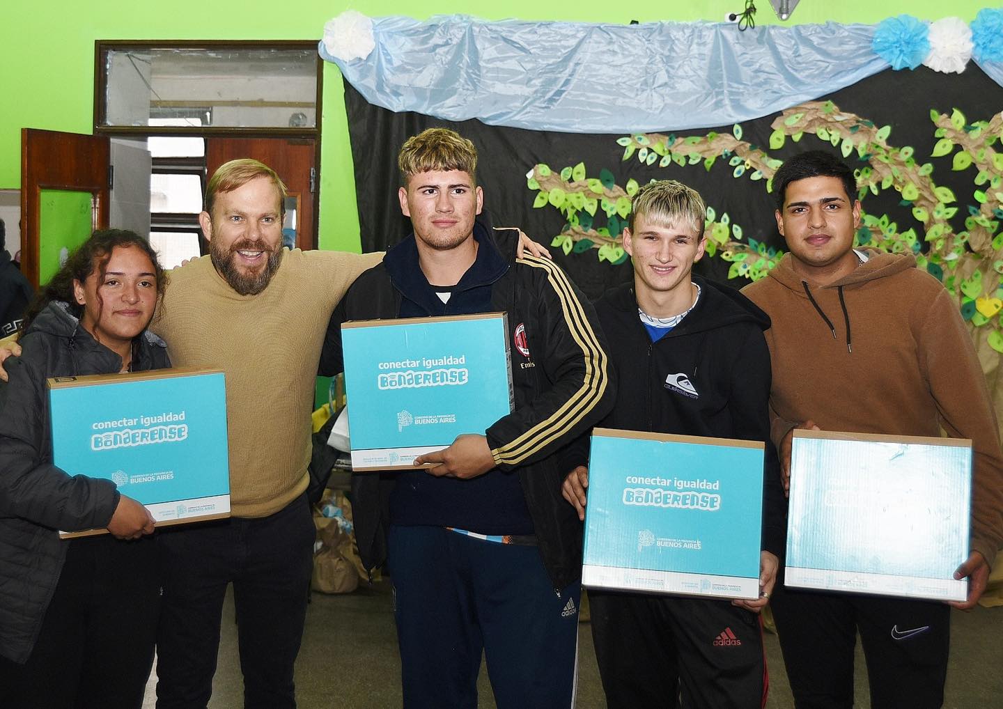 Gastón Granados realizó la entrega de netbooks en Ezeiza