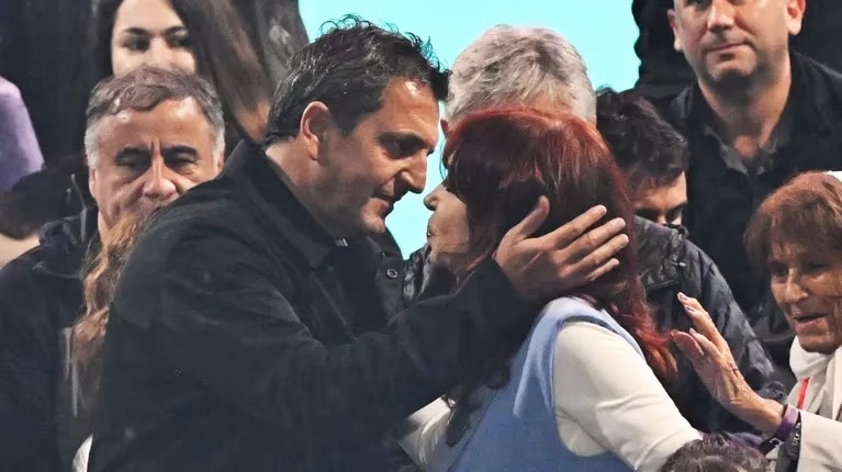 Crecen las presiones del kirchnerismo y el massismo para que Daniel Scioli baje su postulación